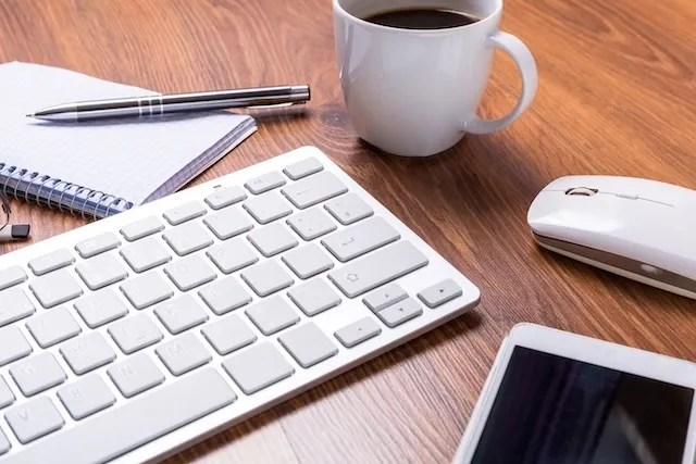 Narzędzia do planowania budżetu domowego: notes, kalkulator, laptop