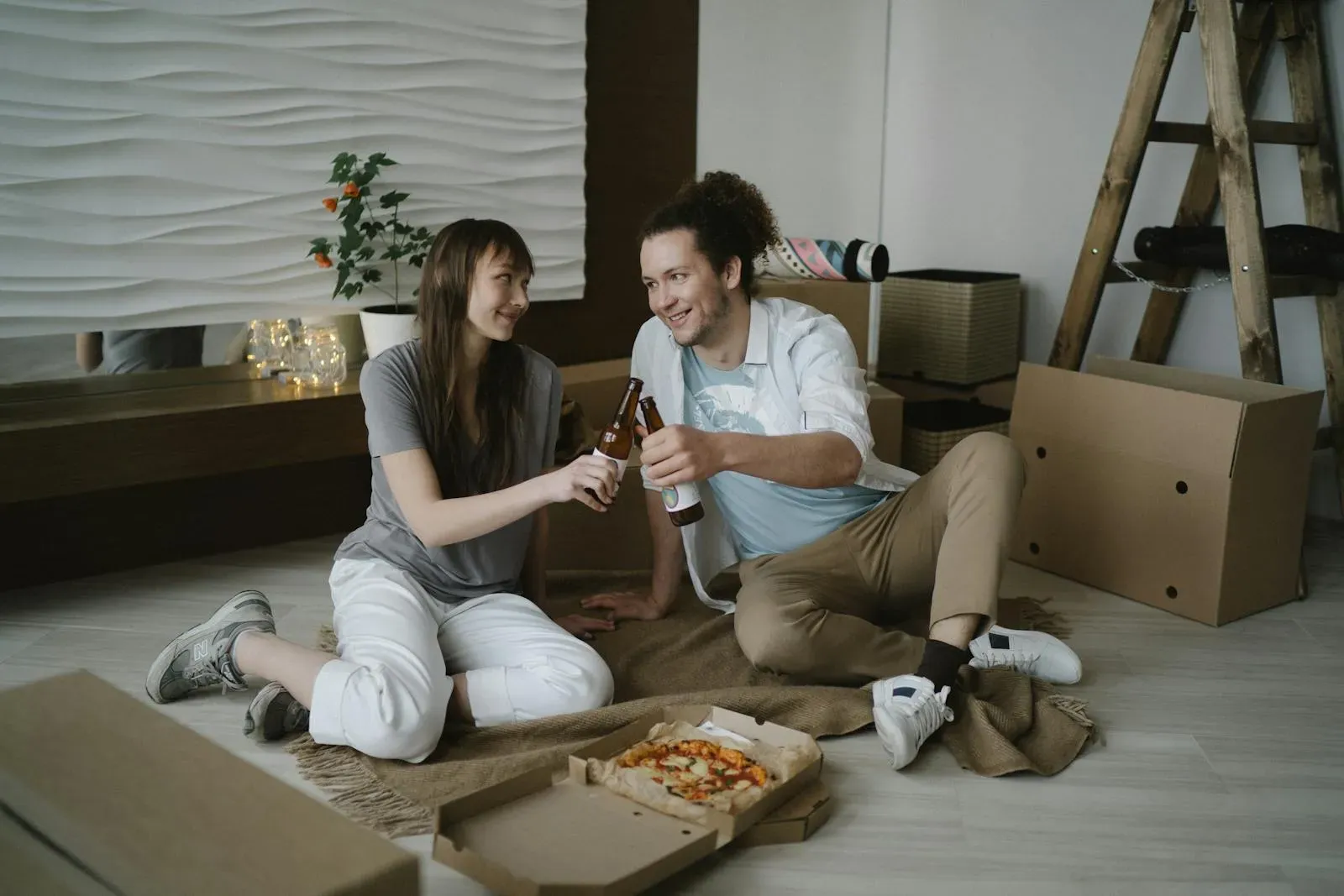 Para relaksująca się przy pizzy i wspólnie omawiająca finanse