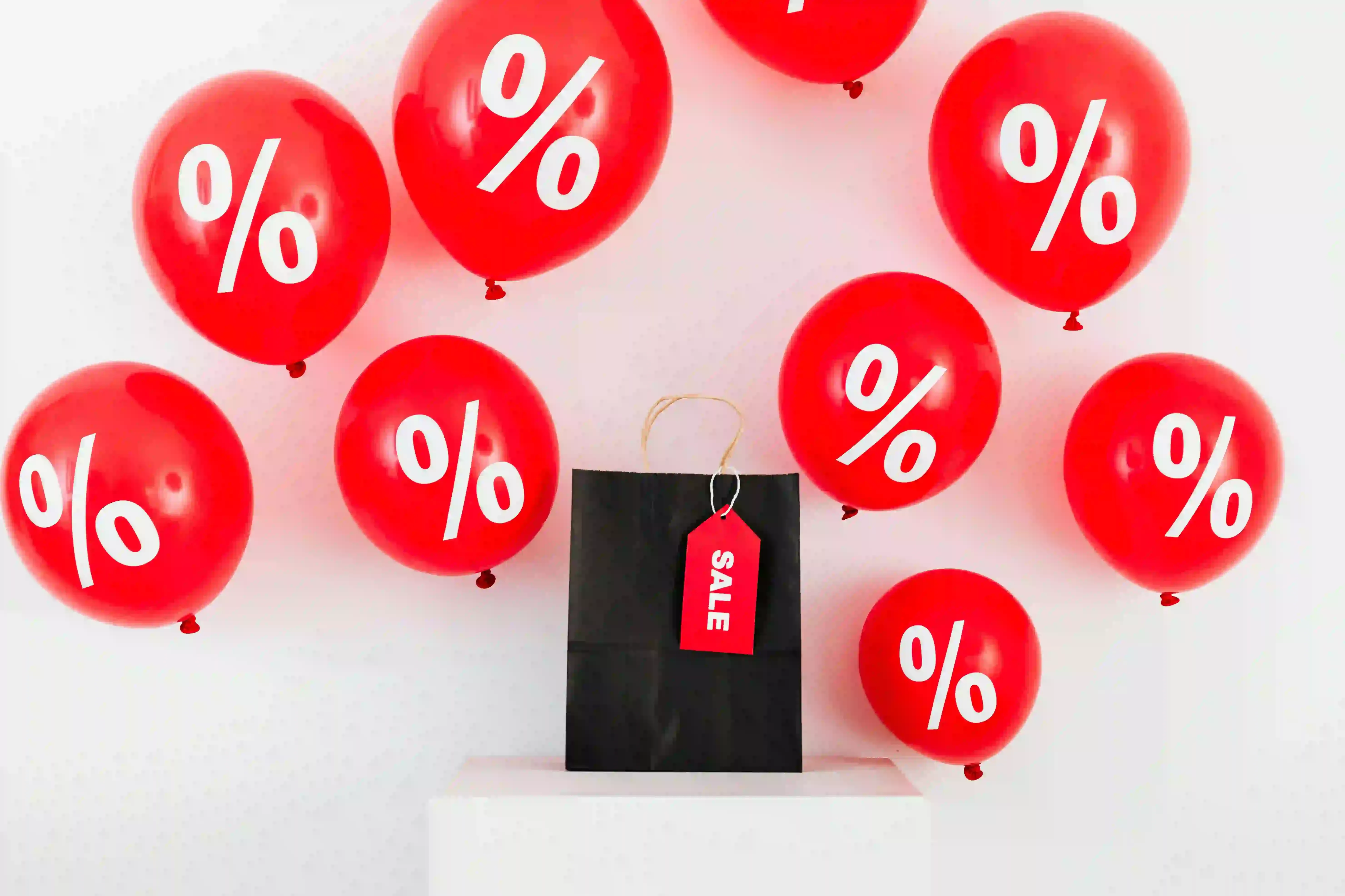 Balony ze znakiem procentu, reklama wyprzedaży