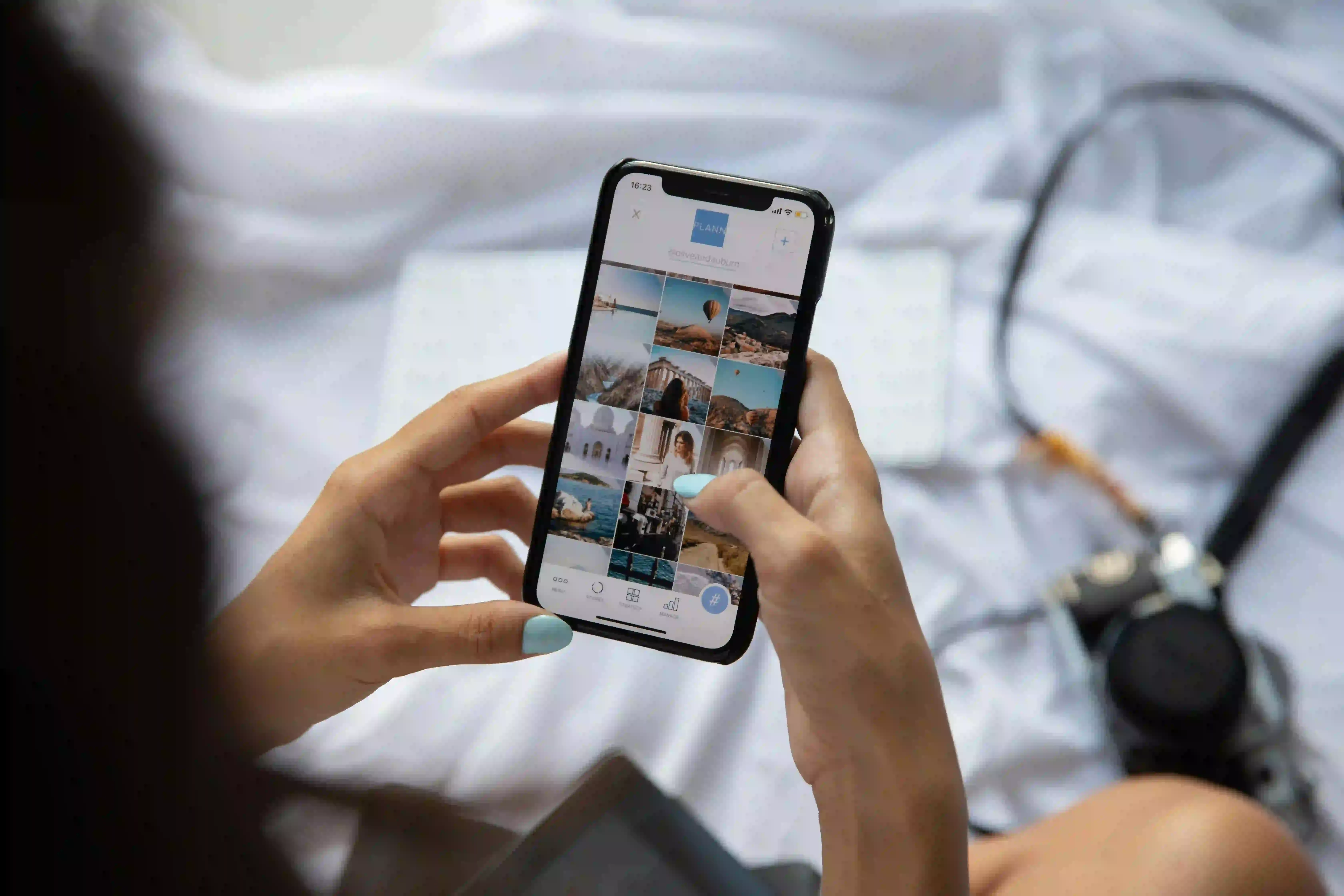 Osoba używająca aplikacji na smartfonie